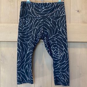 Lululemon cropped workout pants - size 8